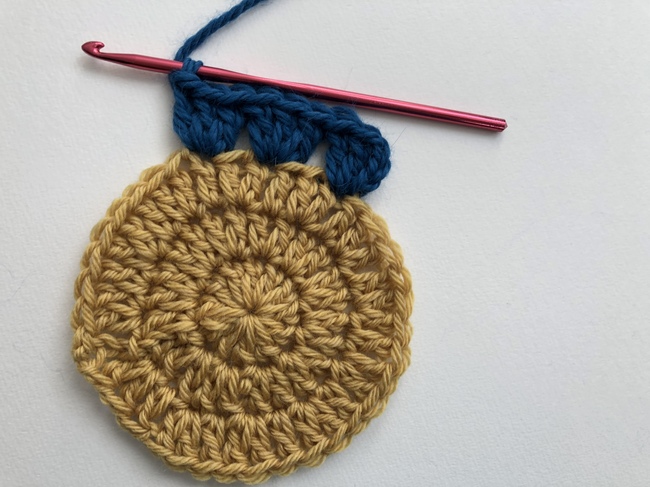 crochet circle in granny square