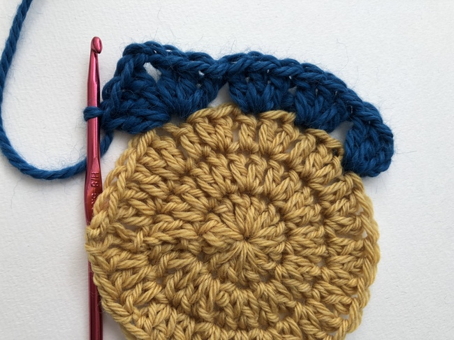 corner for circle in granny square