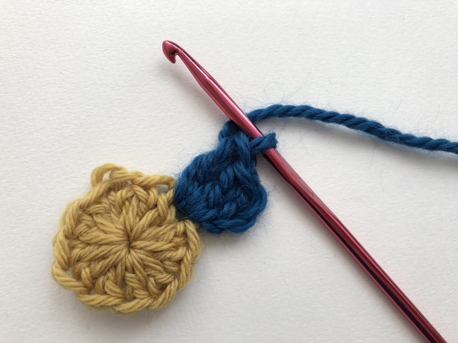 build square around crochet circle