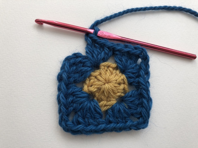 crochet granny square around circle