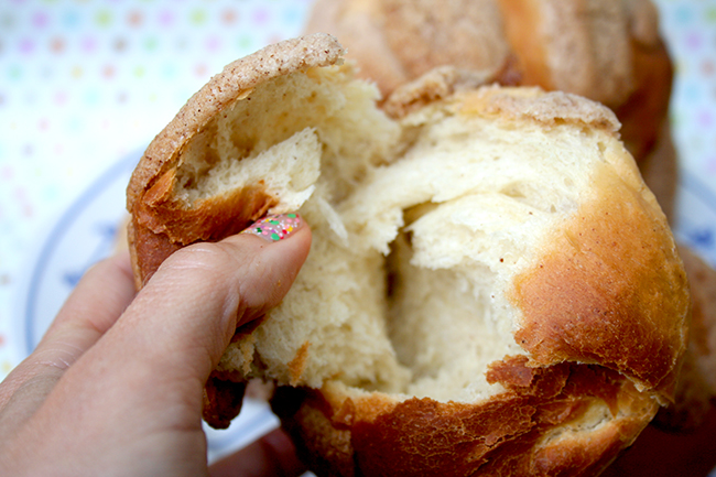 Tear open the pan dulce 