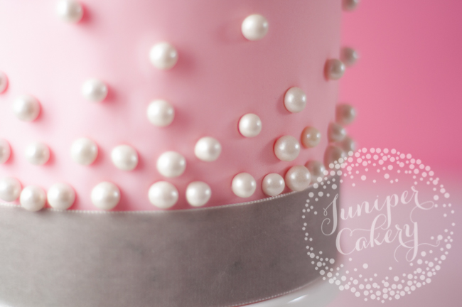 vintage cake tutorial with a stylish modern twist pearls