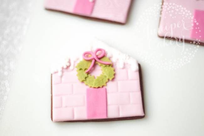 How to make a festive flat gingerbread house cookie wreath