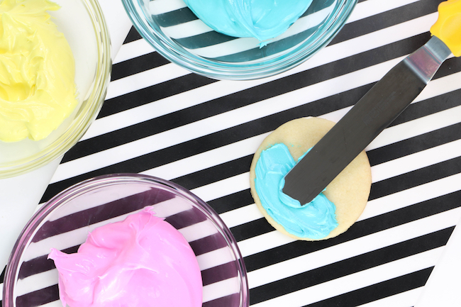 Spreading Royal Icing | Erin Gardner
