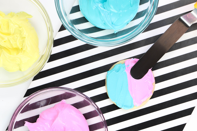 Spreading the Other Side of the Cookie with Royal Icing | Erin Gardner