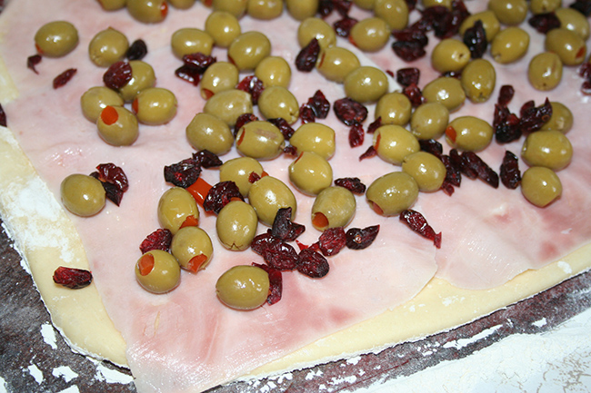 Scatter olives and ham Pan de Jamón