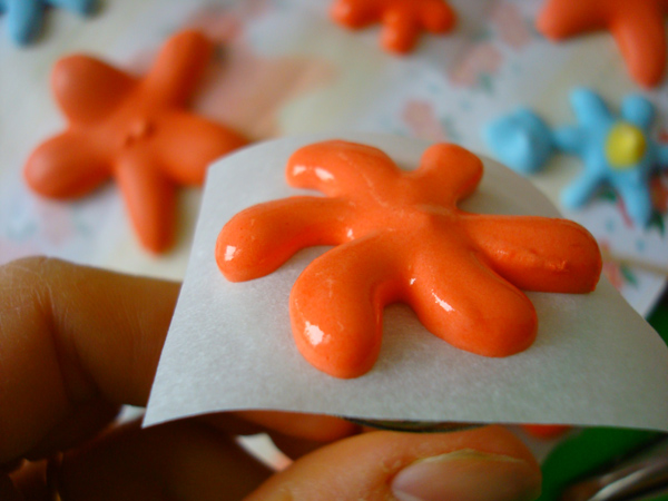 Royal Icing Flowers:Flower with Many Petals