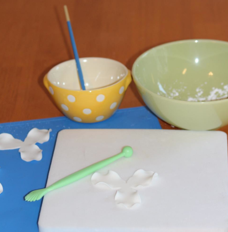 Frilling Edges of Gum Paste Sugar Flowers