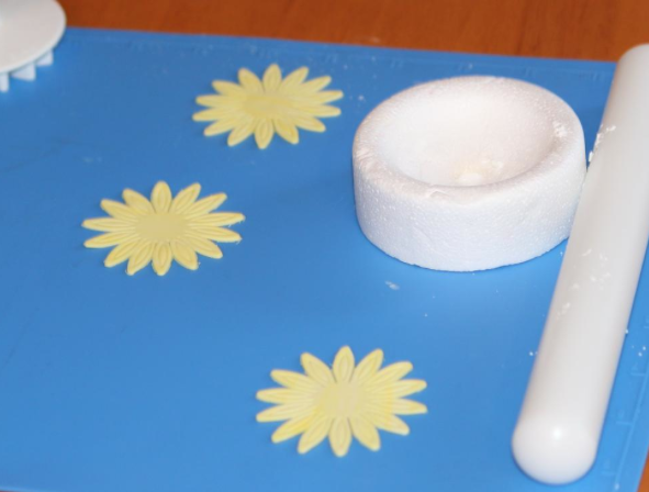 Dusting Cut Sugar Flowers