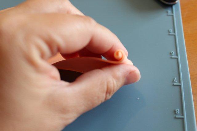 Hand Rolling Fondant into Beginning of Rose