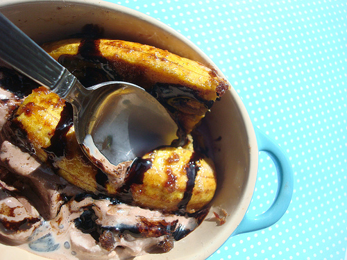 Plátanos con helado y salsa de chocolate