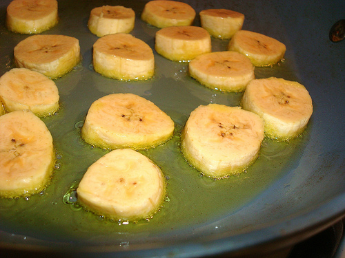 Rodajas de plátanos fritas en aceite 