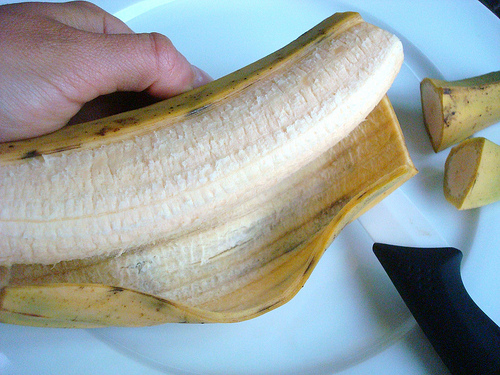 En proceso de pelar la cáscara del plátano