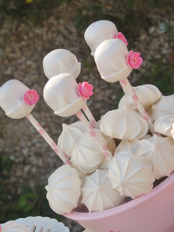 Cake Pops in Shape of White Hats with Pink Roses