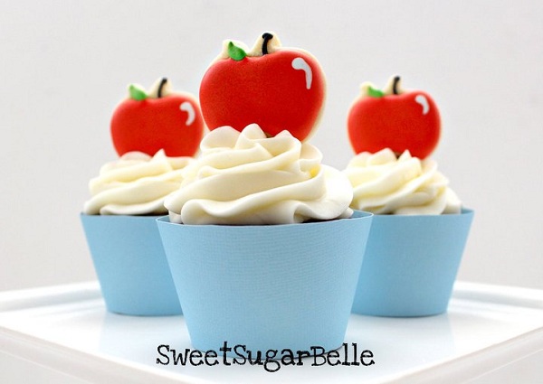 Cupcakes with White Frosting and Cookie Apple Toppers