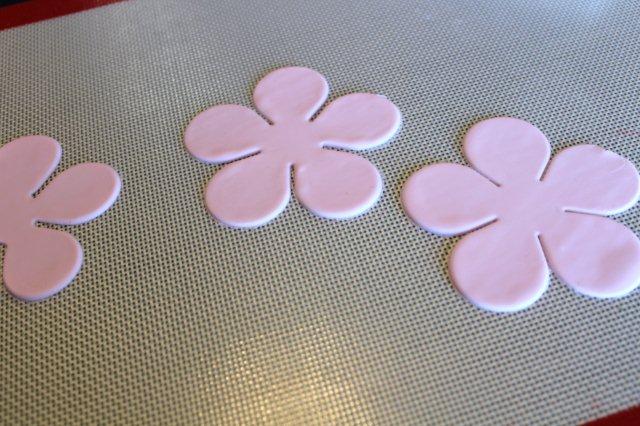 Flower-Shaped Gum Paste on Mat - on Bluprint 