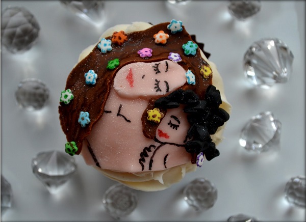 Cupcake Inspired by Klimt's "The Kiss"