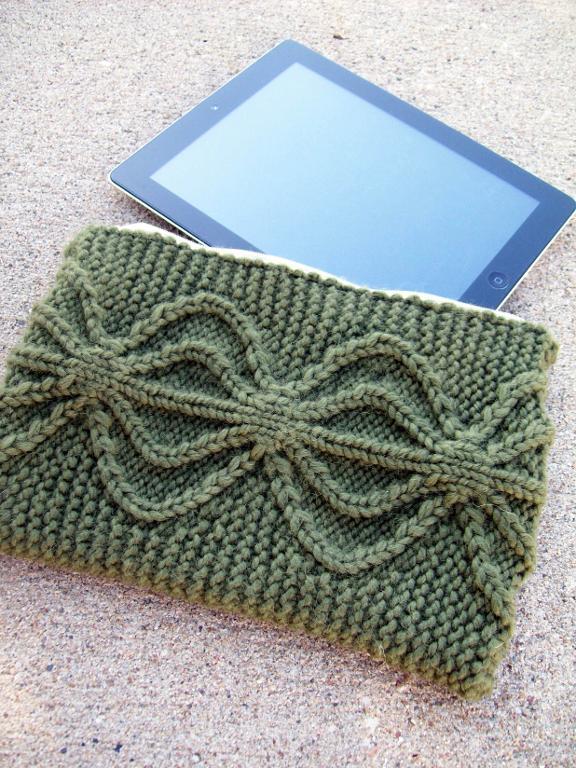 Knitted clutch tech case