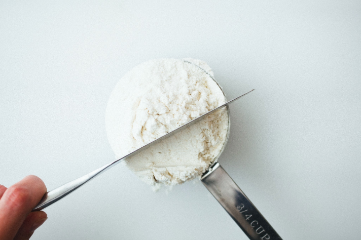 Leveling Flour in a Measuring Cup - Bluprint