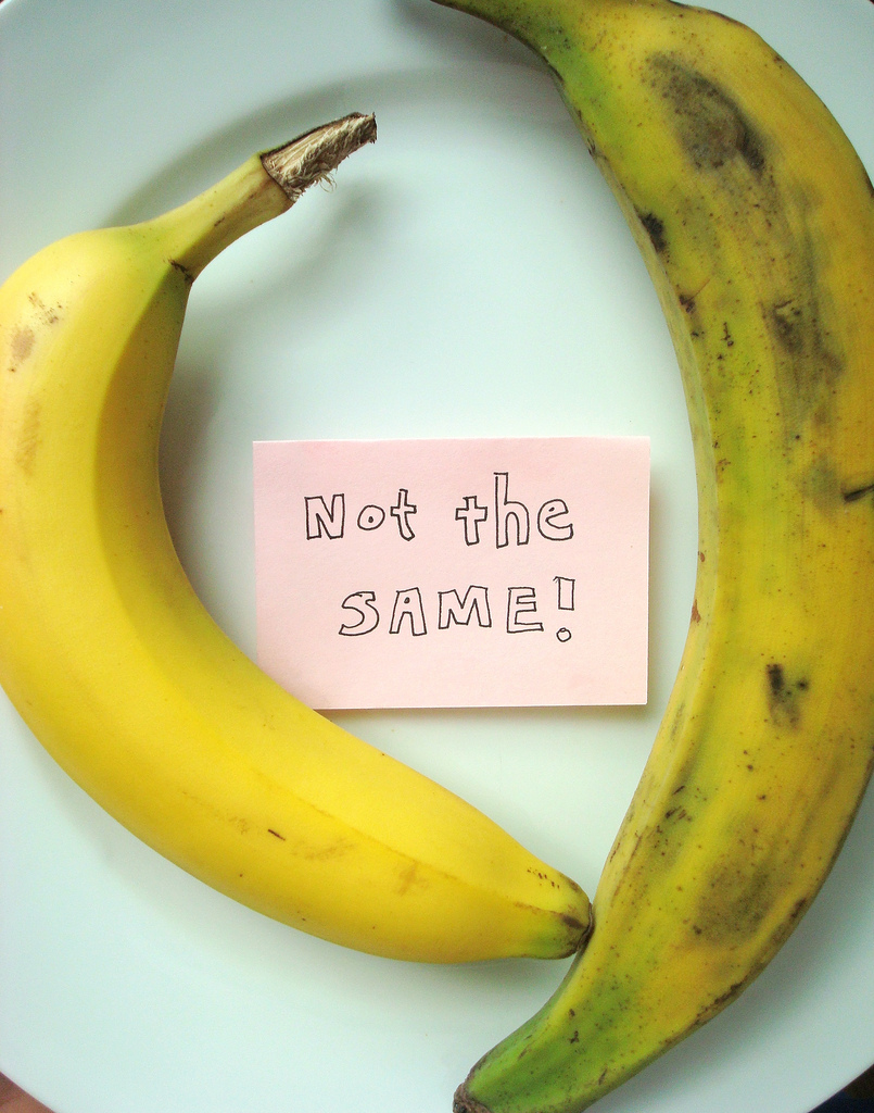 Foto de un plátano y una banana con una nota adhesiva en la que se lee "¡No es lo mismo!"