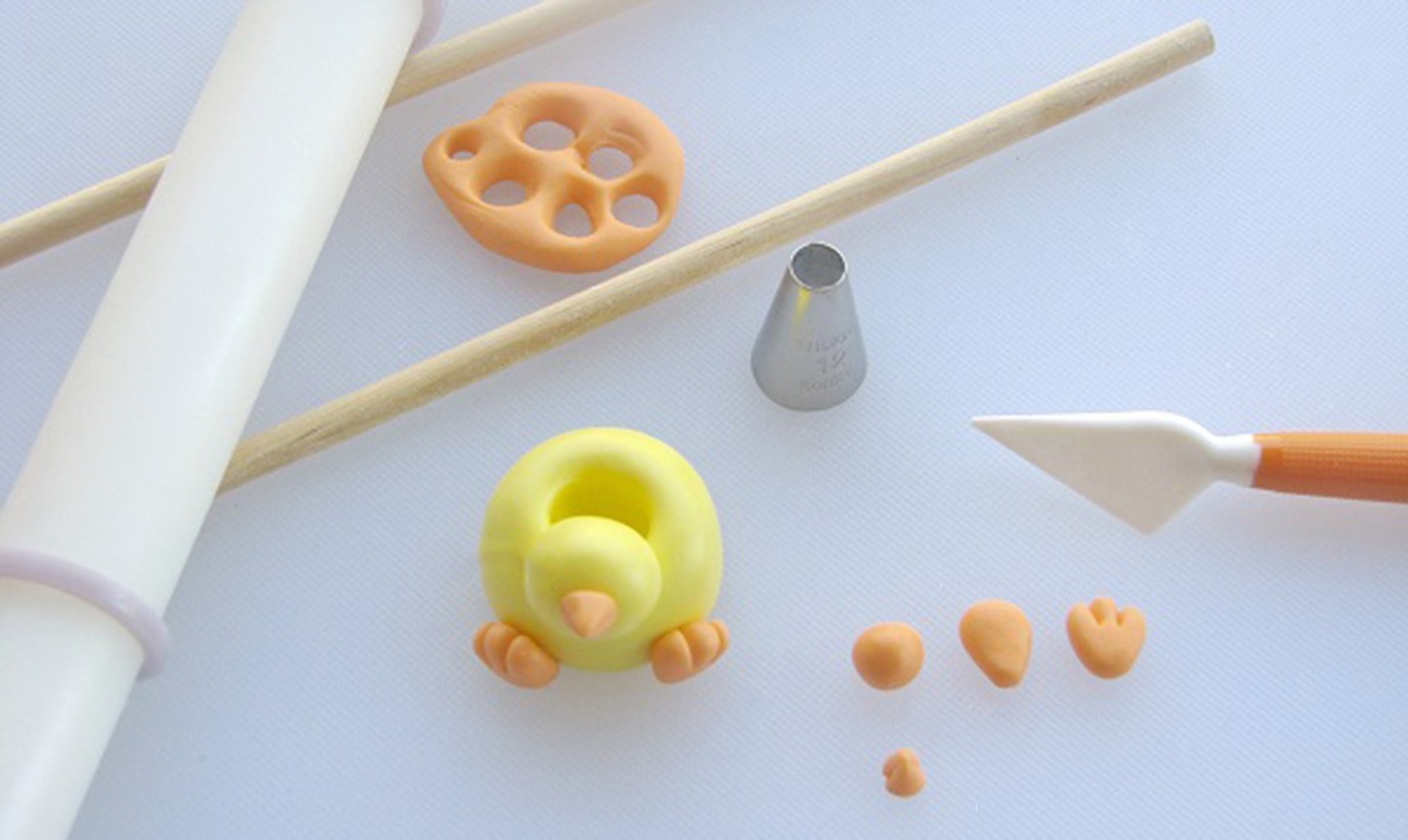 construyendo el pollito de pascua con fondant