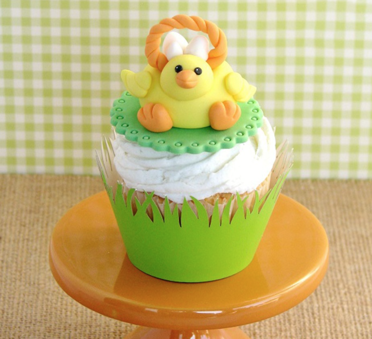 pollito de pascua de fondant en un cupcake