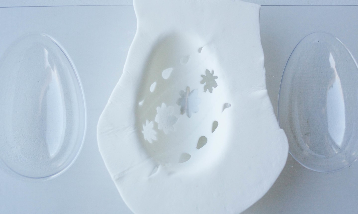 colocando el fondant de ojales en el molde de huevos