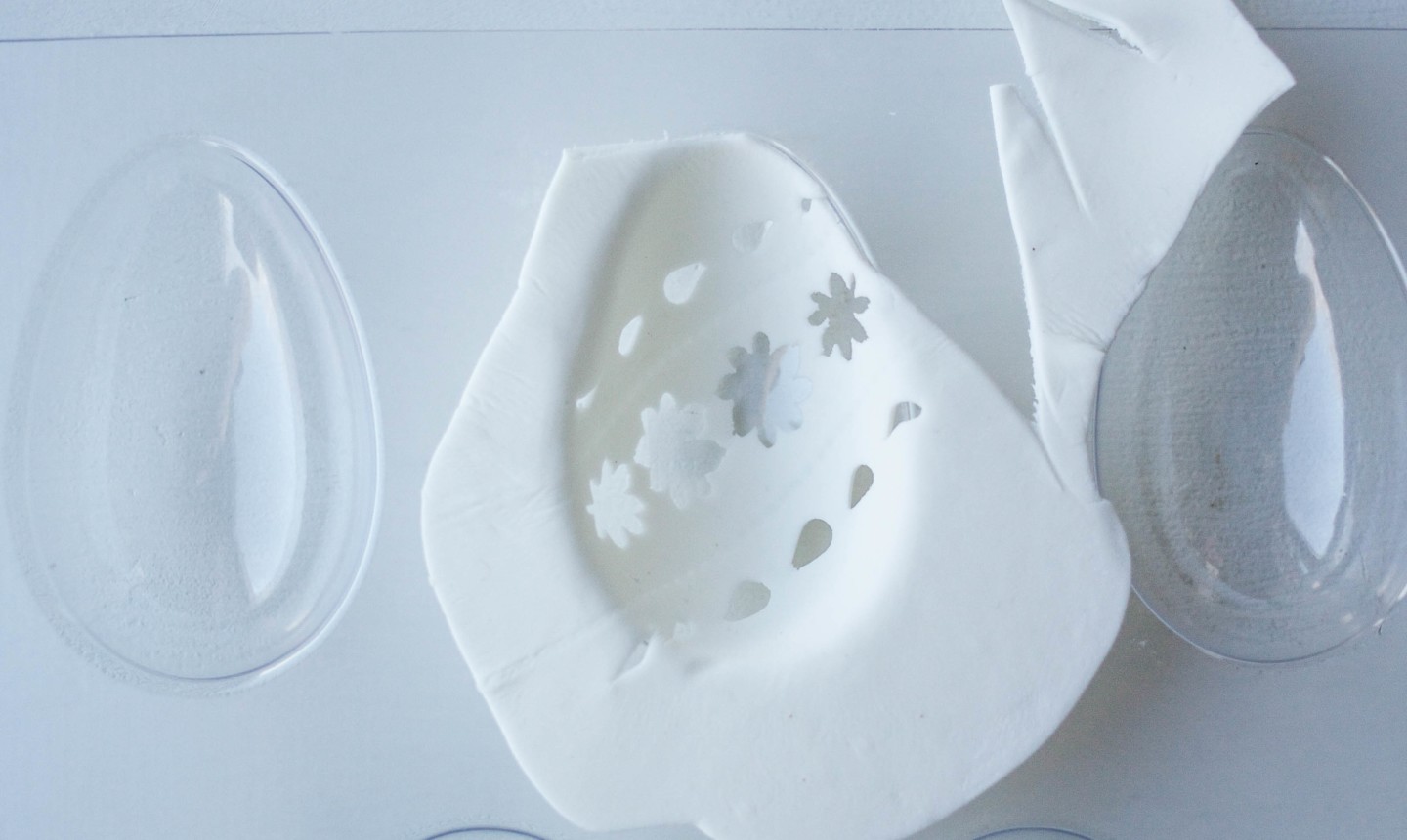 quitando el exceso de fondant del molde del huevo