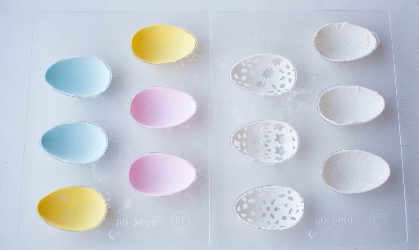 ojal y fondant de colores en moldes de huevos