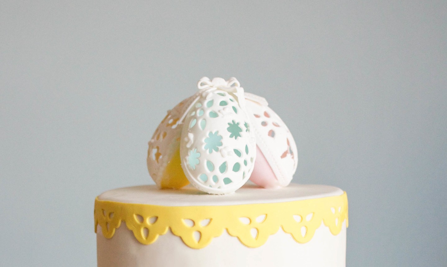 huevos con ojetes en la tarta