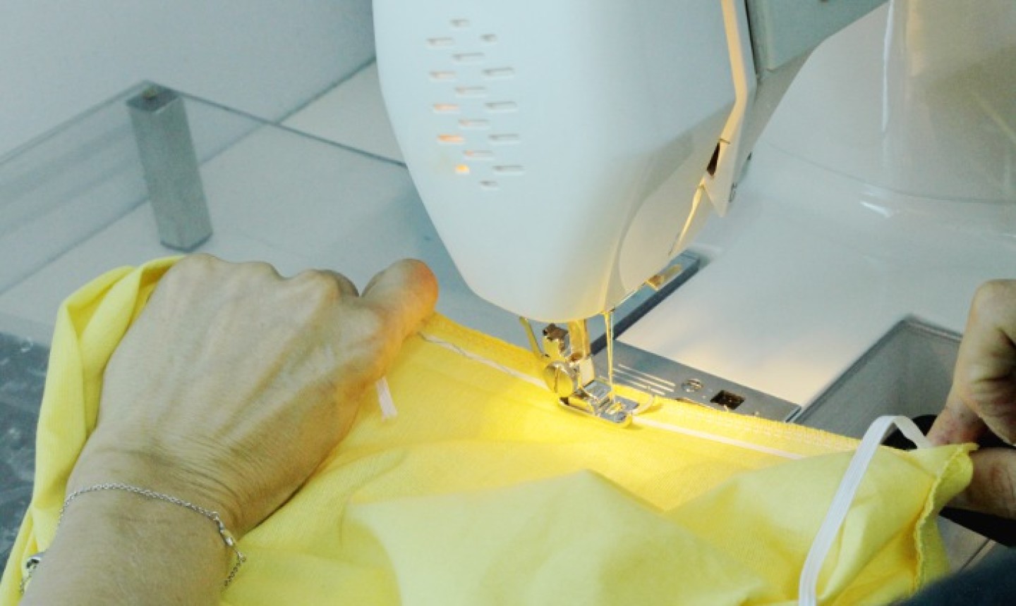 Máquina de coser con tela amarilla