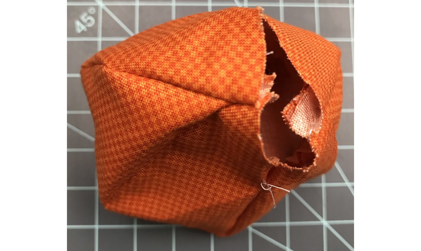 Calabaza de tela parcialmente cosida
