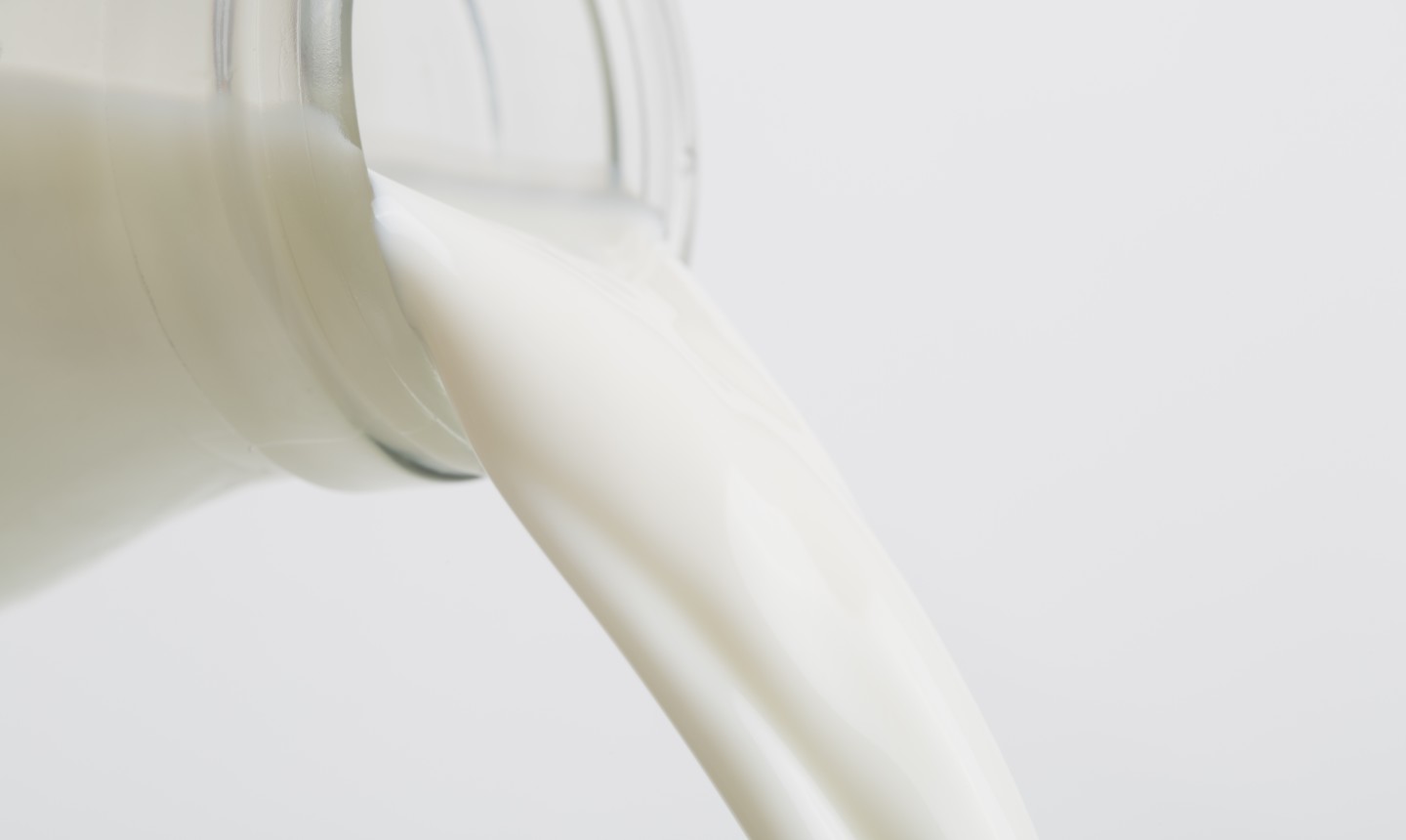 Alternativa de leche siendo vertida