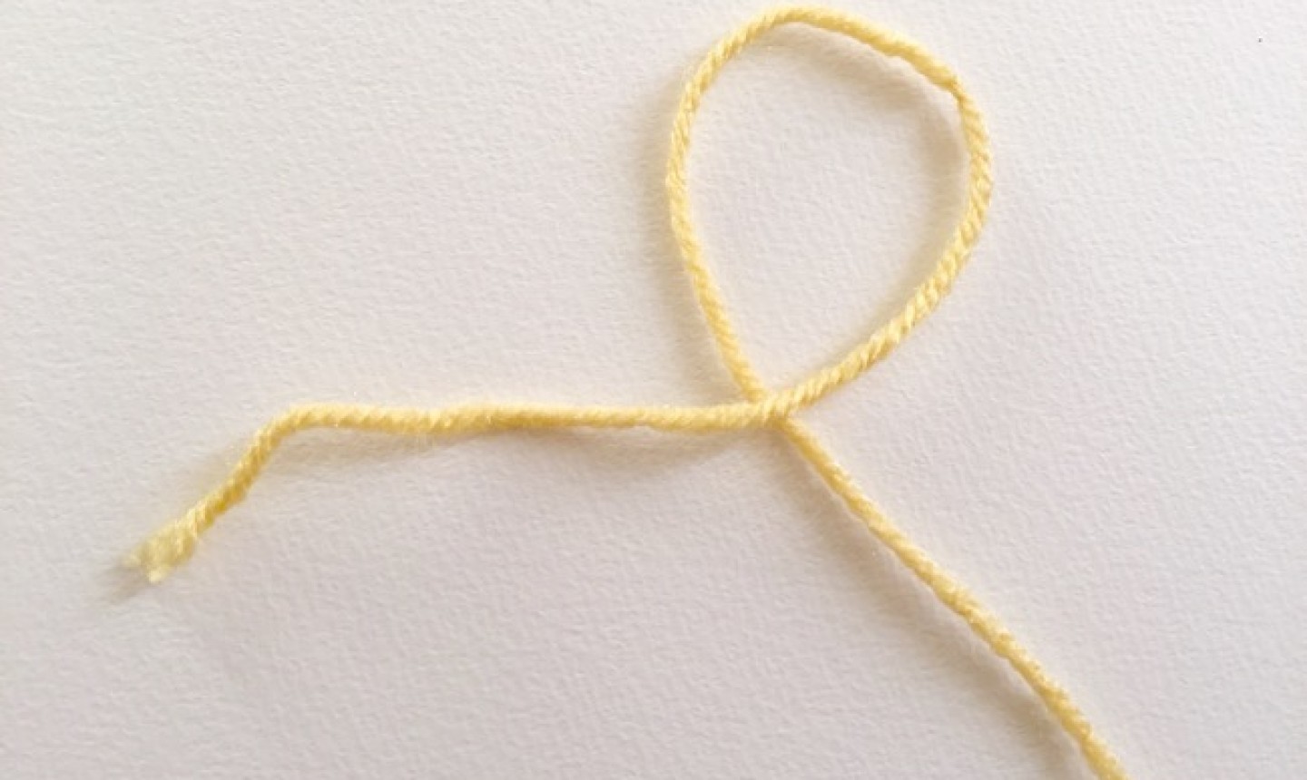 Trozo de hilo amarillo