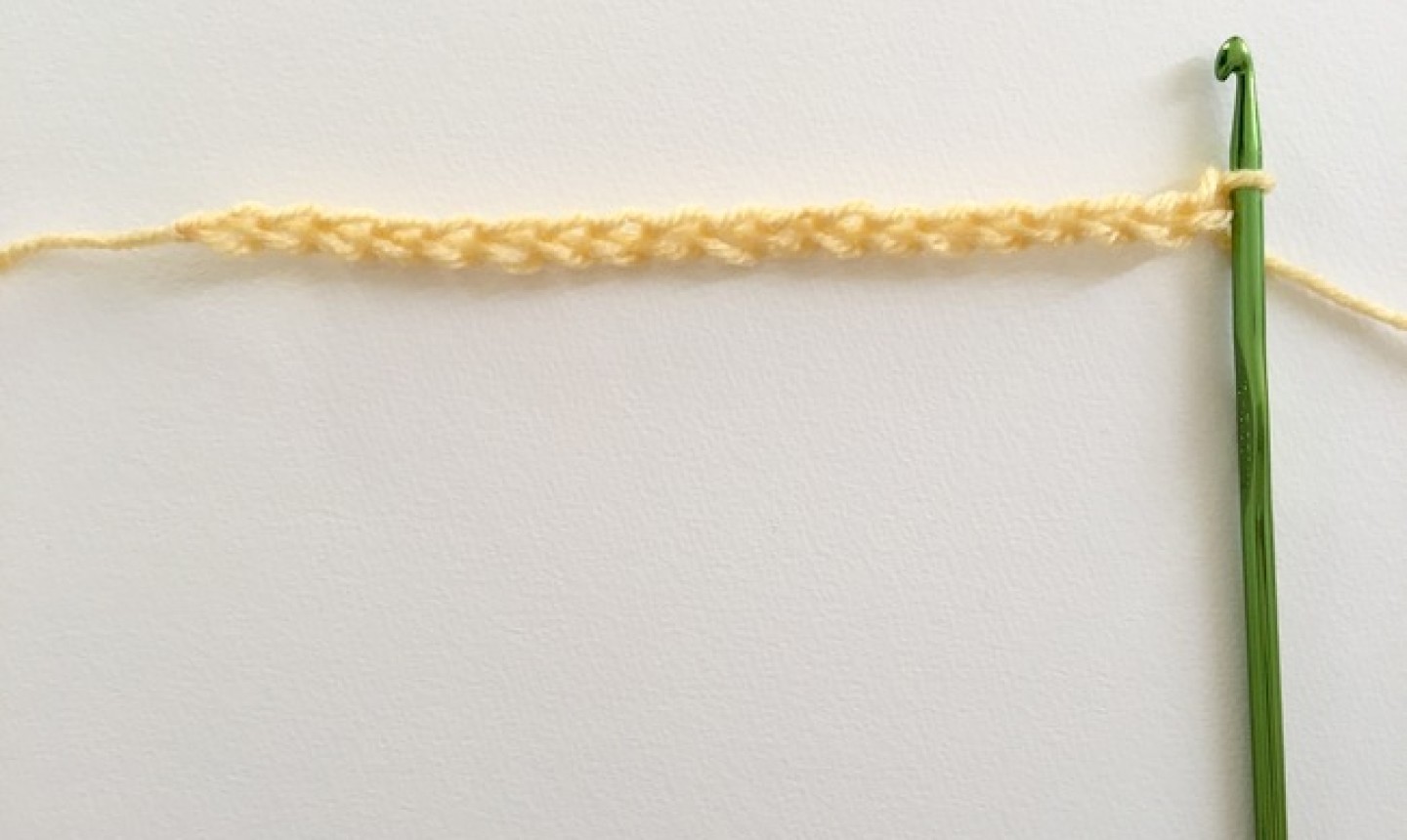 Cadena de hilo amarillo con gancho verde