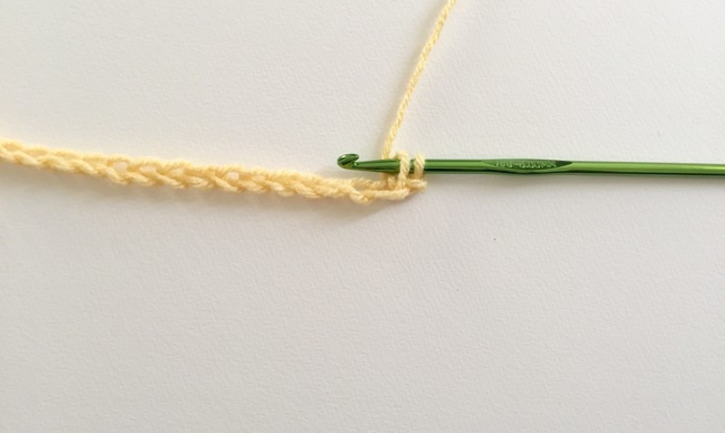 Cadena de hilo amarillo con gancho verde