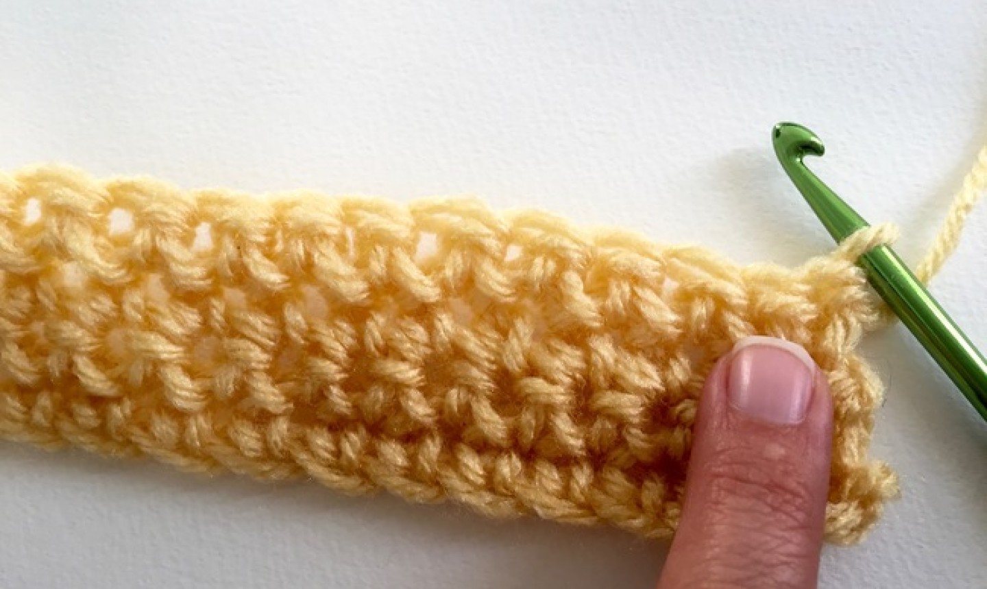 Cadena de hilo amarillo con gancho verde