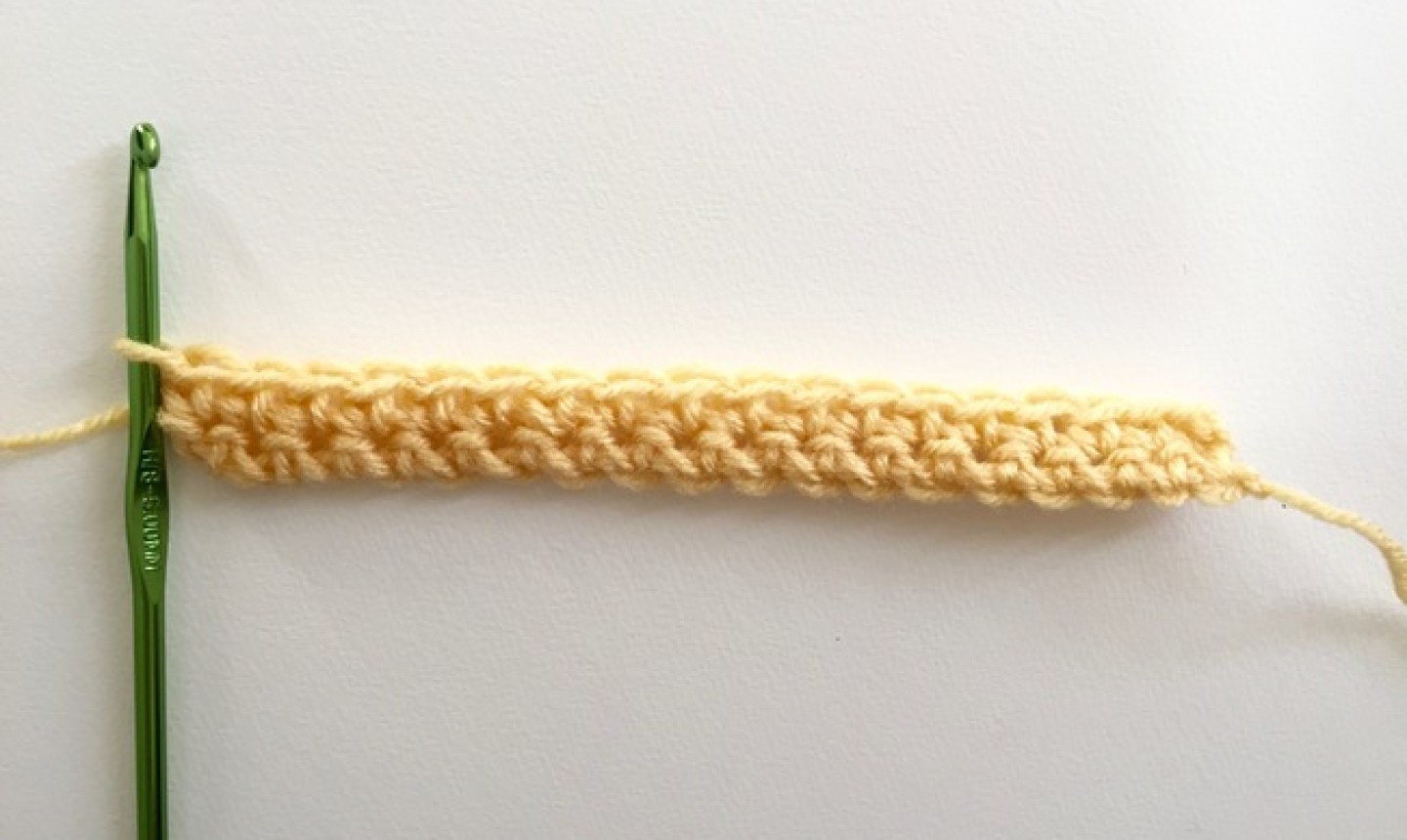 Cadena de hilo amarillo con gancho verde