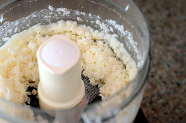 Azúcar y claras de huevo en el robot de cocina