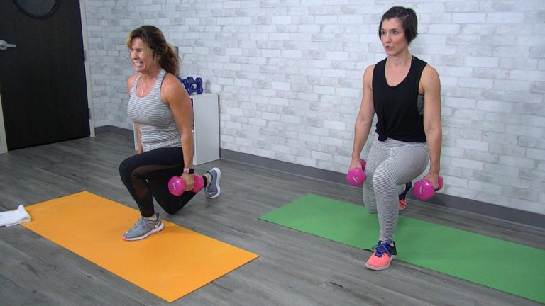 Two women doing lunges with pink dumbbells