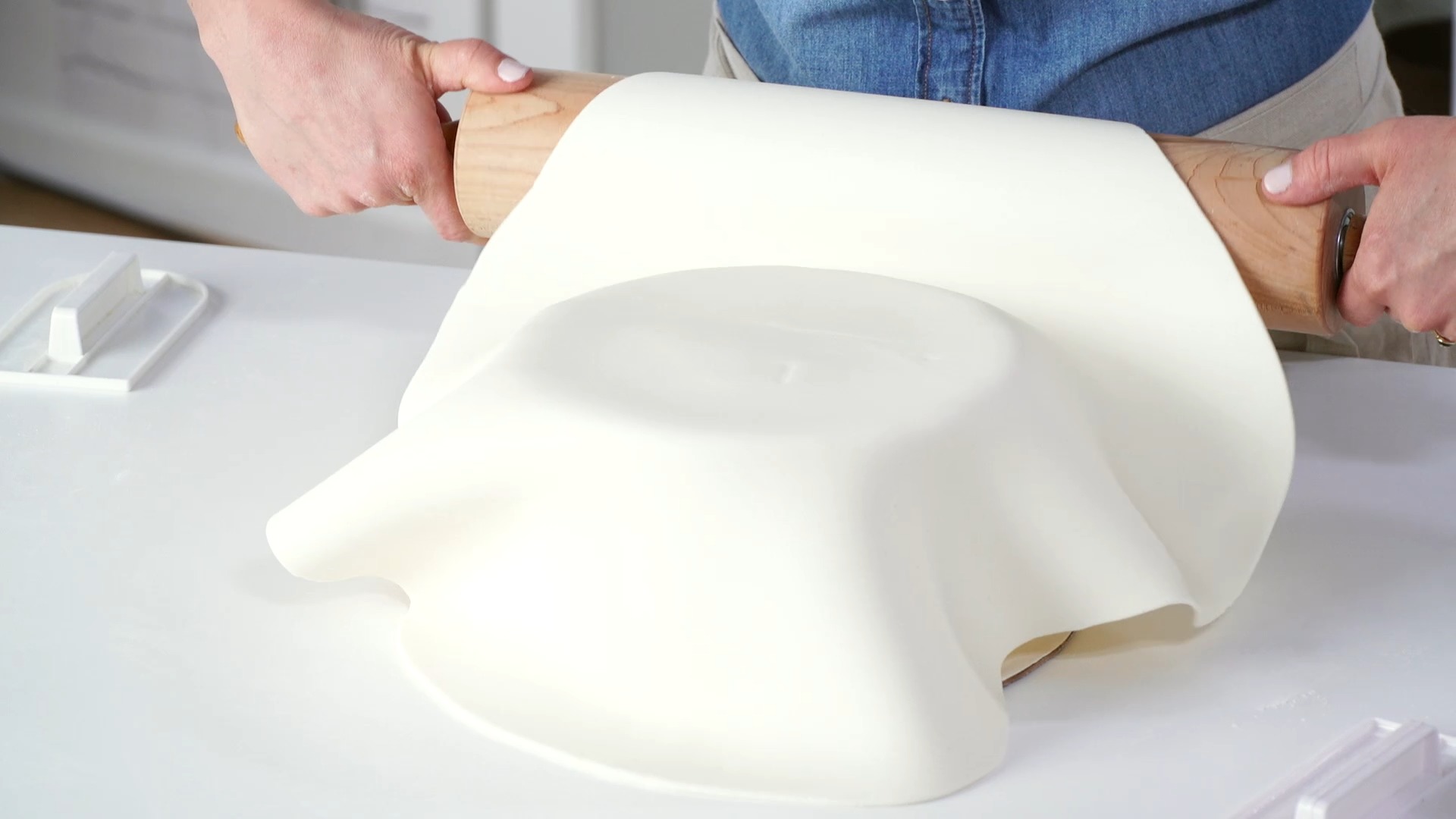 Fondant: Rolling Out &amp; Covering a Cake