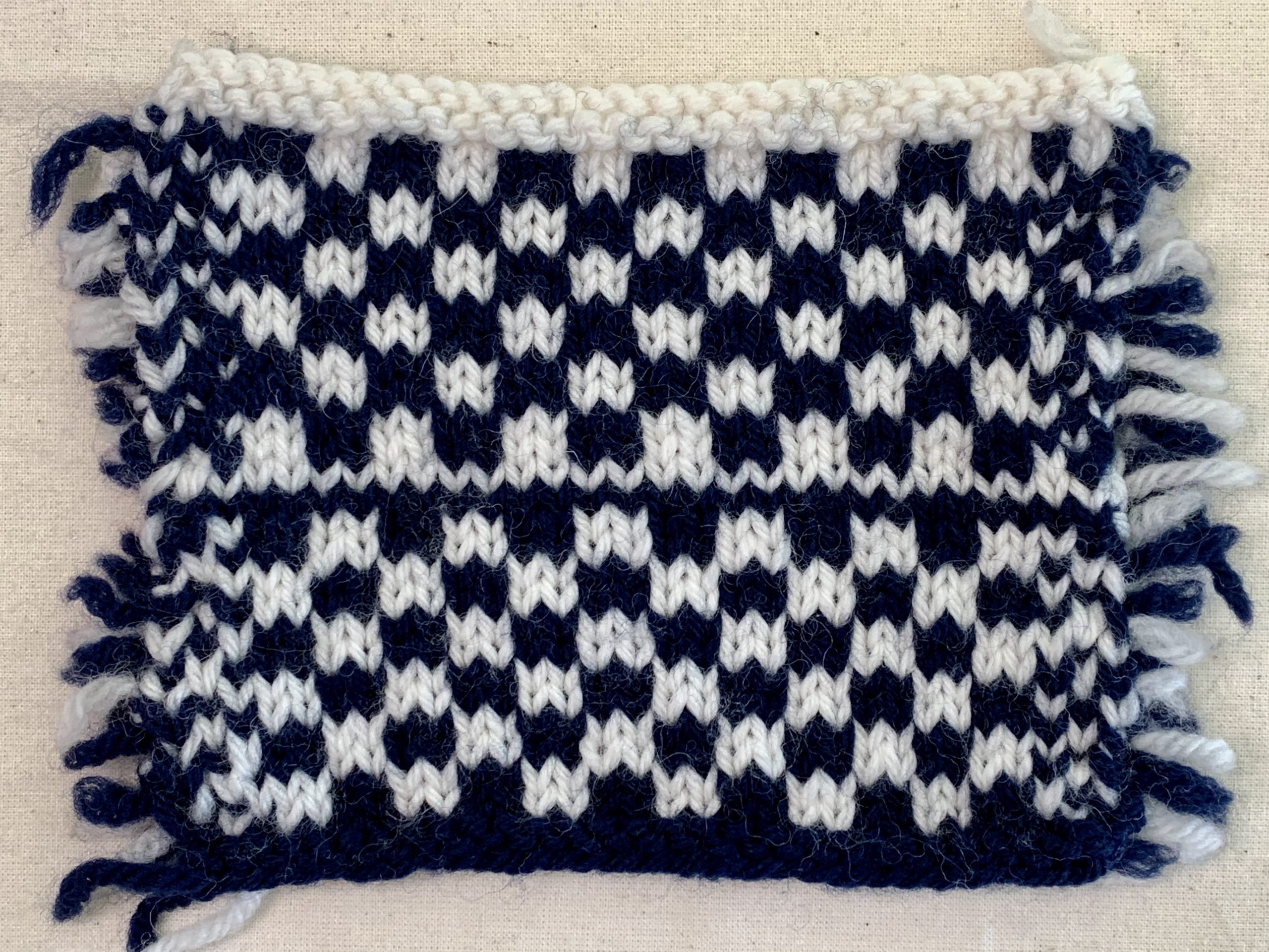 Any advice on avoiding the white yarn showing through the black stitches  and vice versa? : r/crochetpatterns