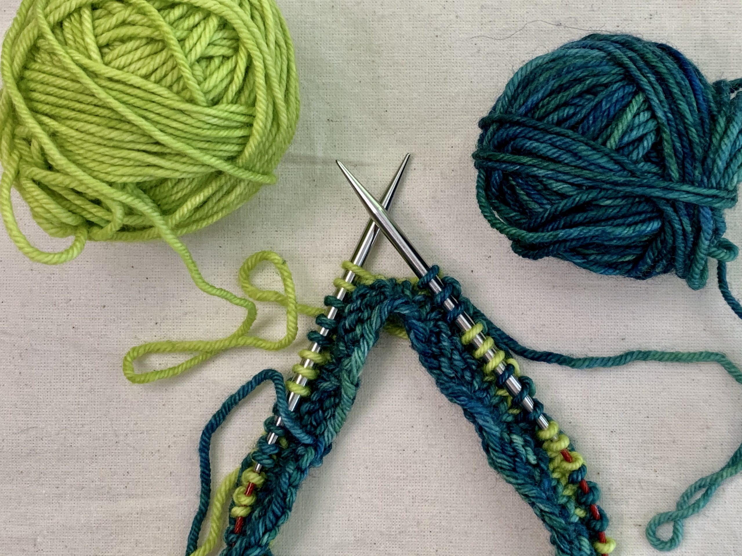 beviser fungere det kan Yarn Color Dominance in Stranded Colorwork | The Knitting Circle
