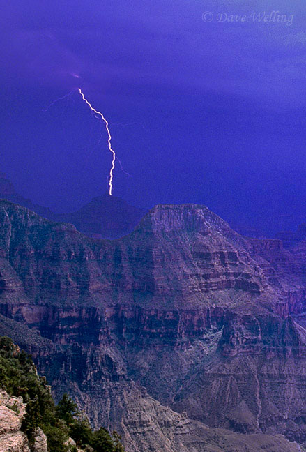 How to Capture “Striking” Lightning Photographyarticle featured image thumbnail.