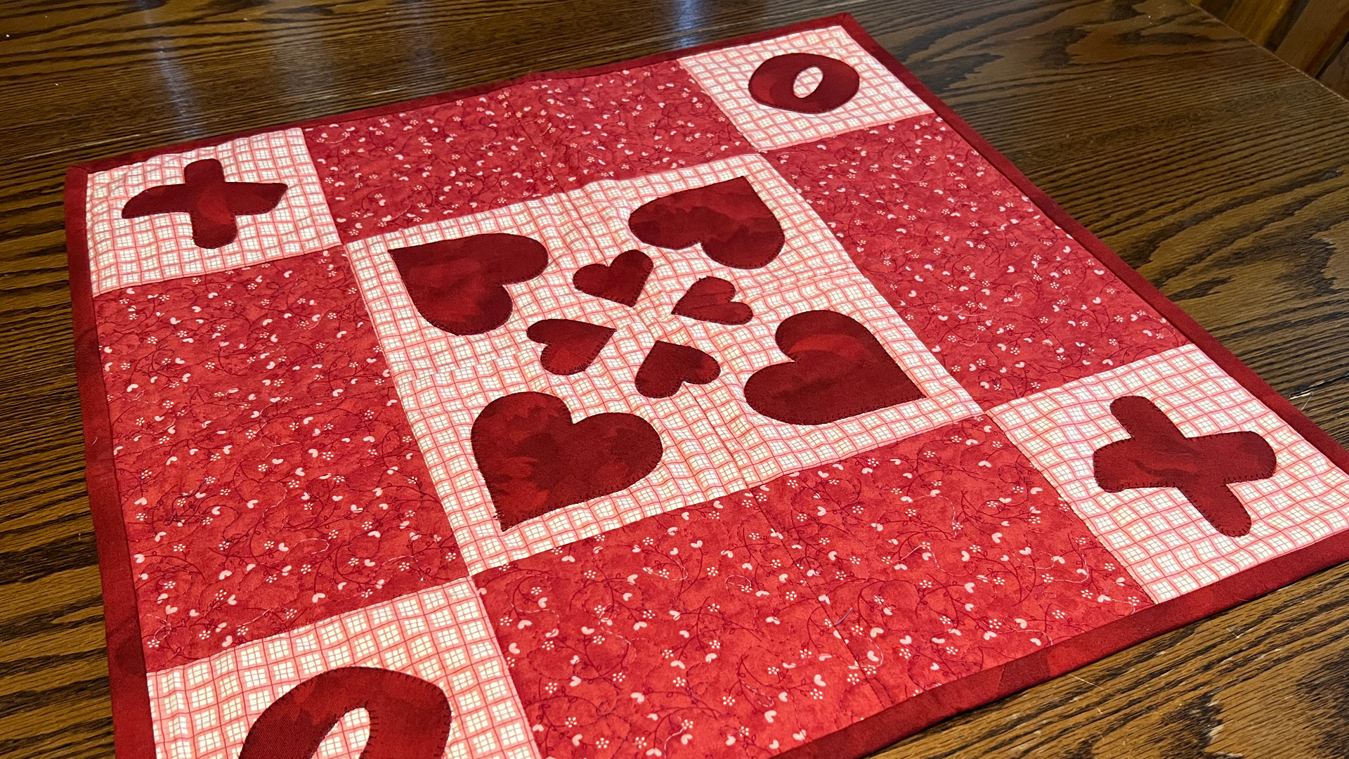 Free Quilt Pattern - Xs and Os Tabletopper