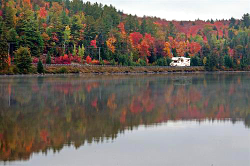 RV Trip Ideas: Where to Go to Enjoy the Fall Seasonarticle featured image thumbnail.