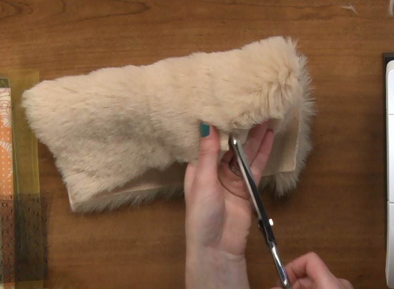 Cutting into fur fabric