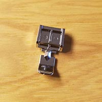 Zipper foot square