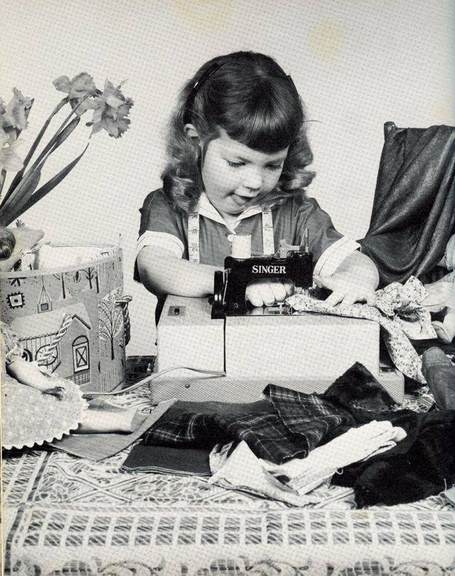 Sold at Auction: ANTIQUE CHILD'S FRENCH SEWING KIT. BEAUTIFUL PRESENTATION  BOX COMPLETE WITH MINIATURE SEWING MACHINE, THREAD AND NOTIONS, OVERALL M..