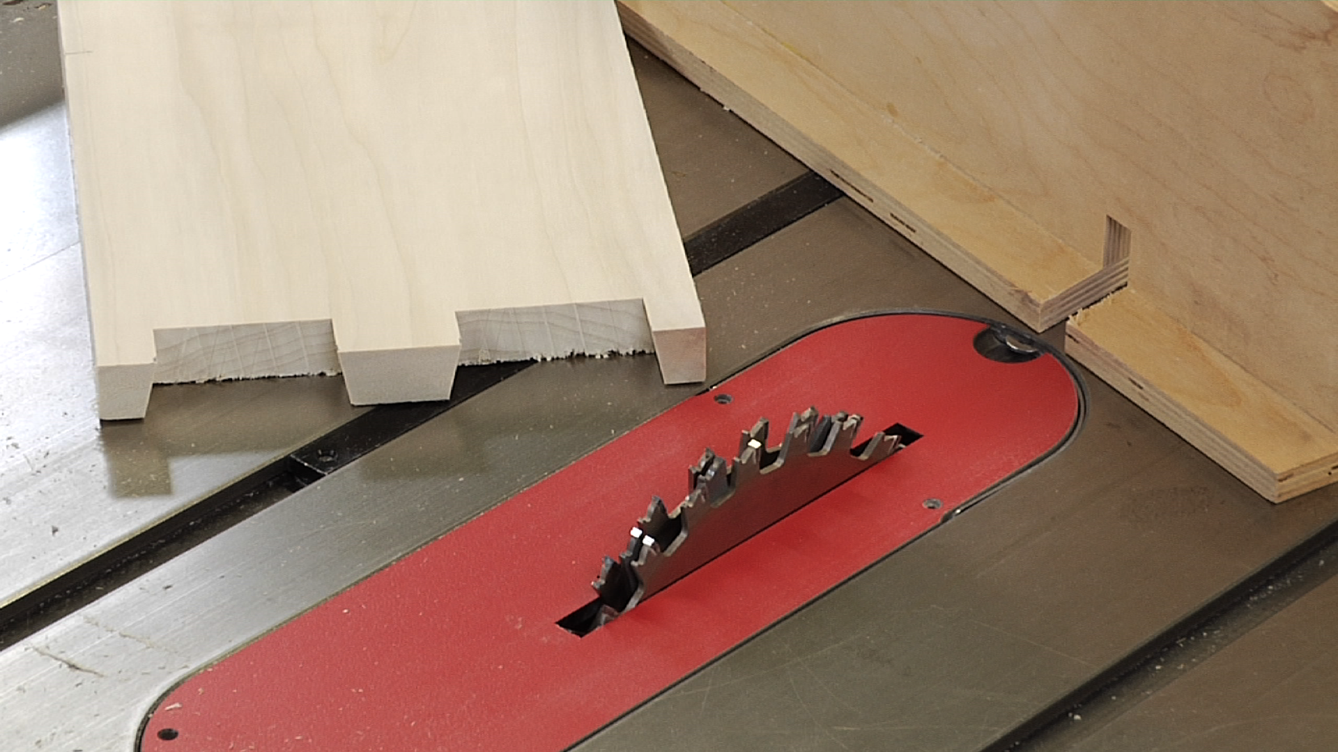 war Pilfer Stevenson How to Cut Dovetails with a Table Saw Dovetail Jig | WoodWorkers Guild of  America